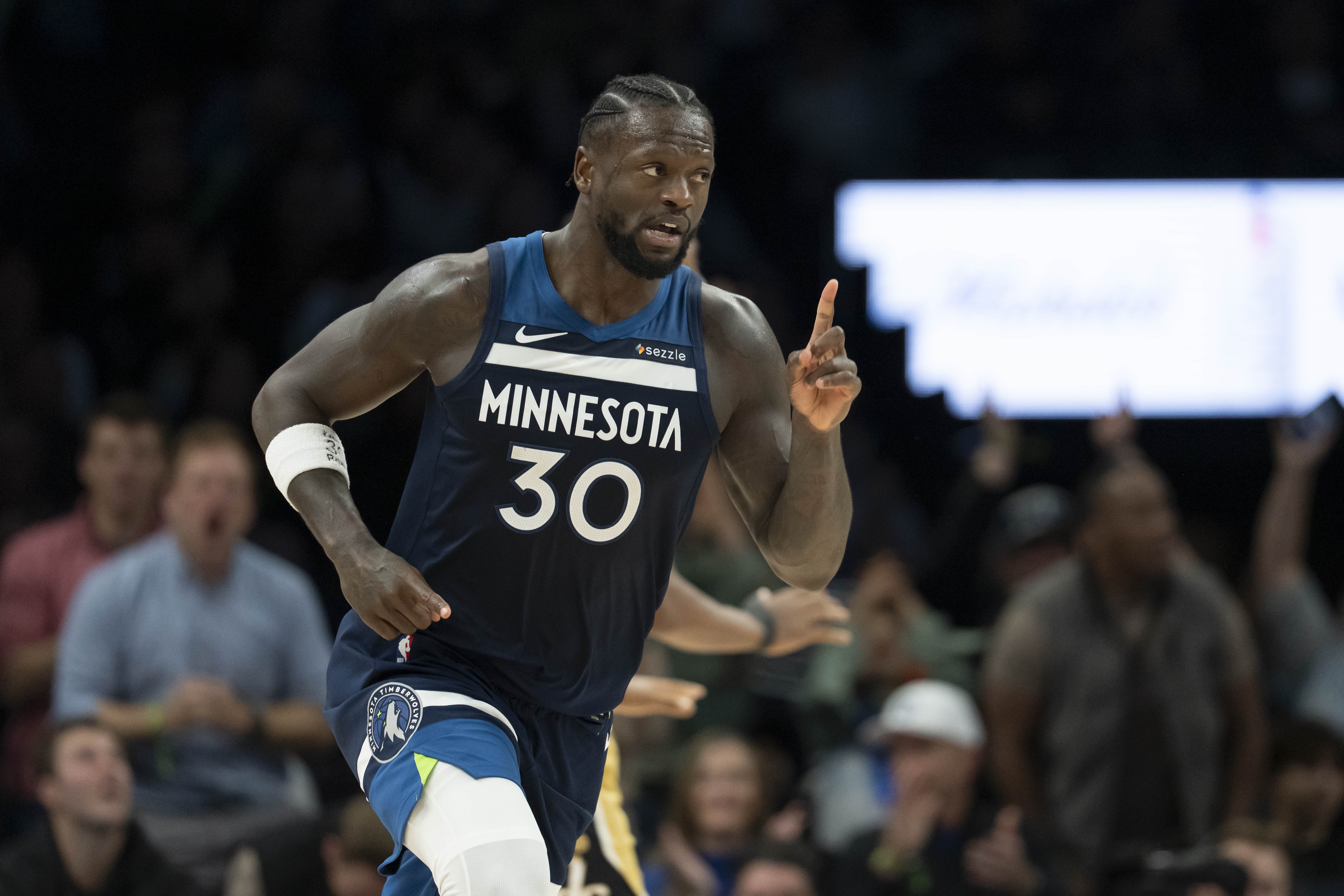 V体育入口-完全不设防！兰德尔一个转身到内线轻松扣进 森林狼领先雄鹿31分