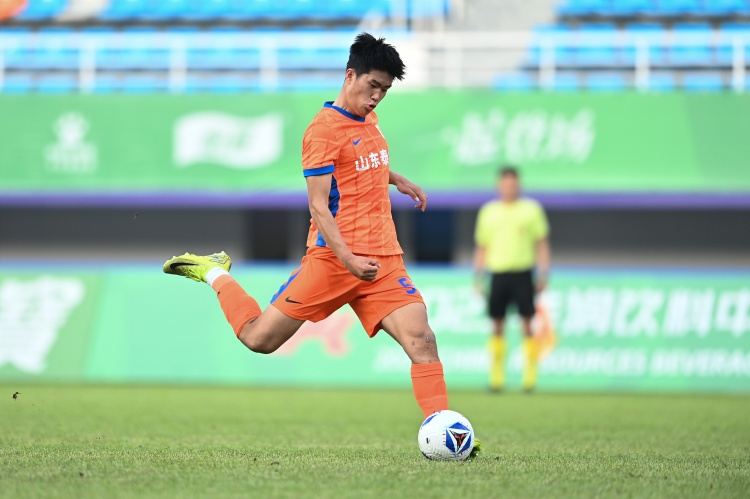 V体育在线官网-泰山带刀后卫！20岁彭啸在中乙曾3场梅开二度，本场凌空爆射破门